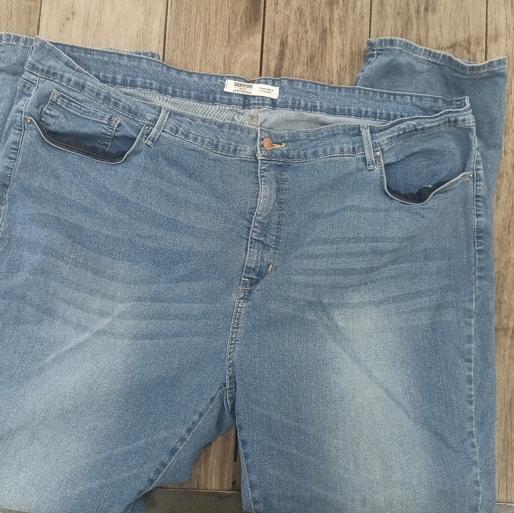 Signature straight leg Levi Jeans size 28